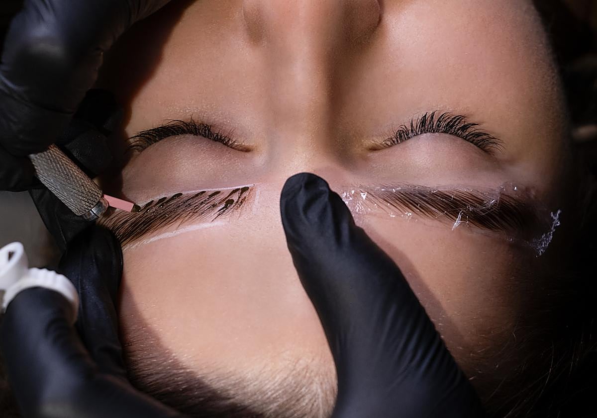 Imagen principal - Micropigmentación de cejas con bambú.